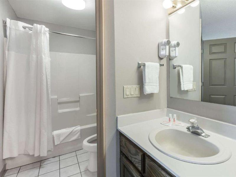 Super 8 By Wyndham Clinton Hotel Ngoại thất bức ảnh