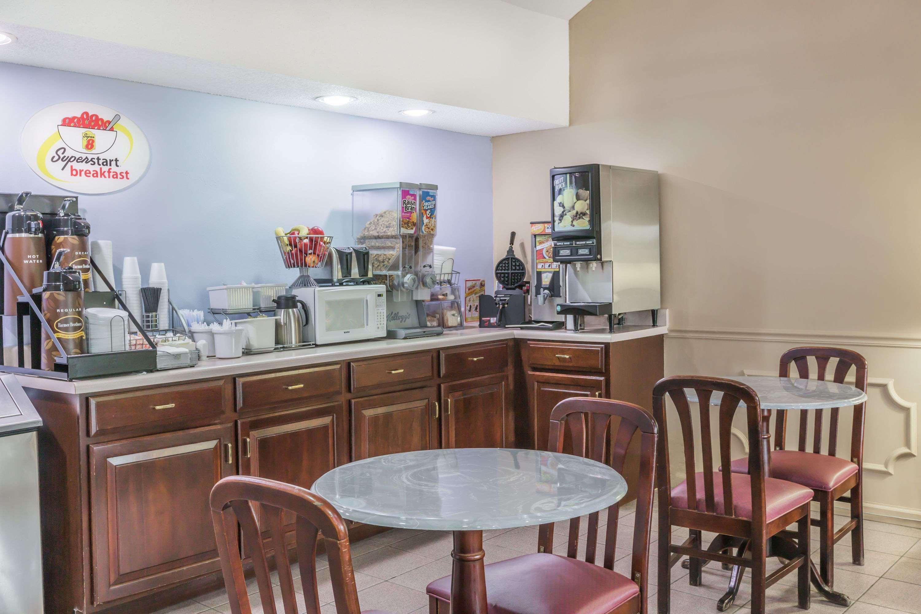 Super 8 By Wyndham Clinton Hotel Ngoại thất bức ảnh