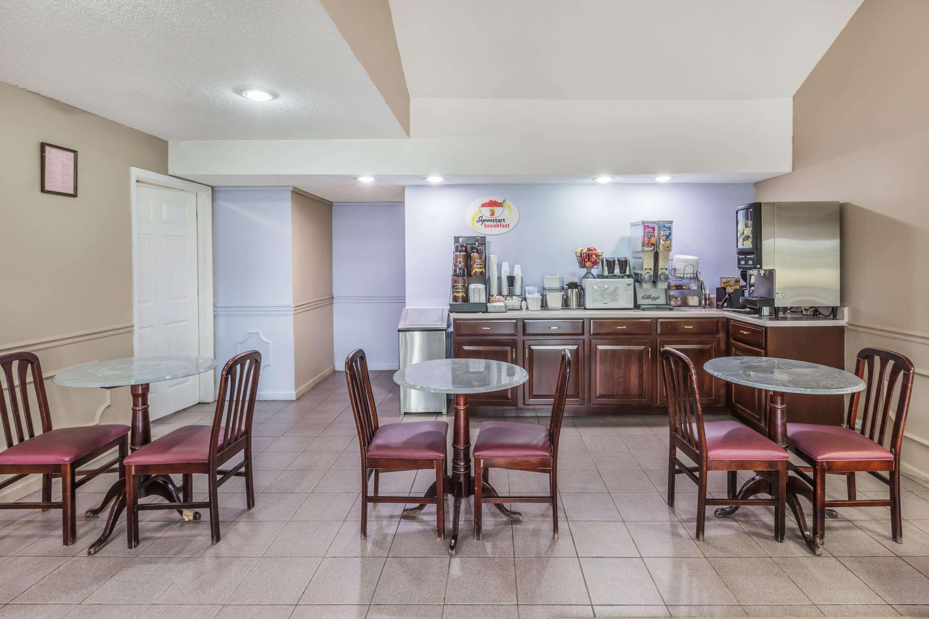 Super 8 By Wyndham Clinton Hotel Ngoại thất bức ảnh
