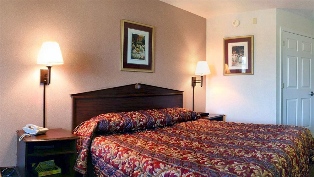 Super 8 By Wyndham Clinton Hotel Ngoại thất bức ảnh