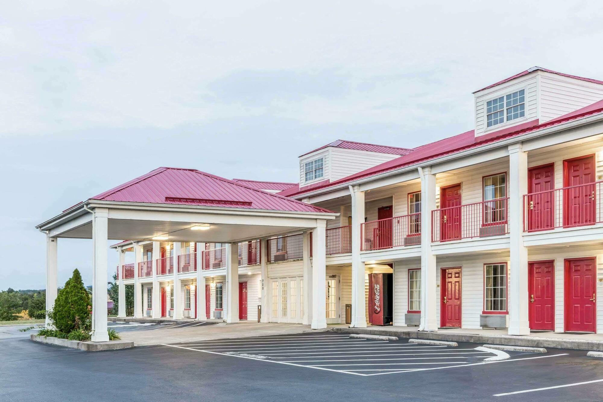Super 8 By Wyndham Clinton Hotel Ngoại thất bức ảnh