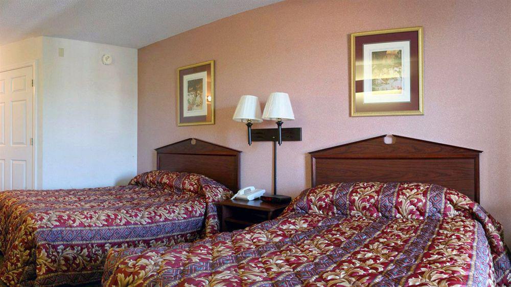 Super 8 By Wyndham Clinton Hotel Ngoại thất bức ảnh